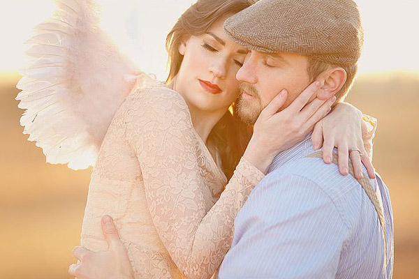 влюбленные обнимаются